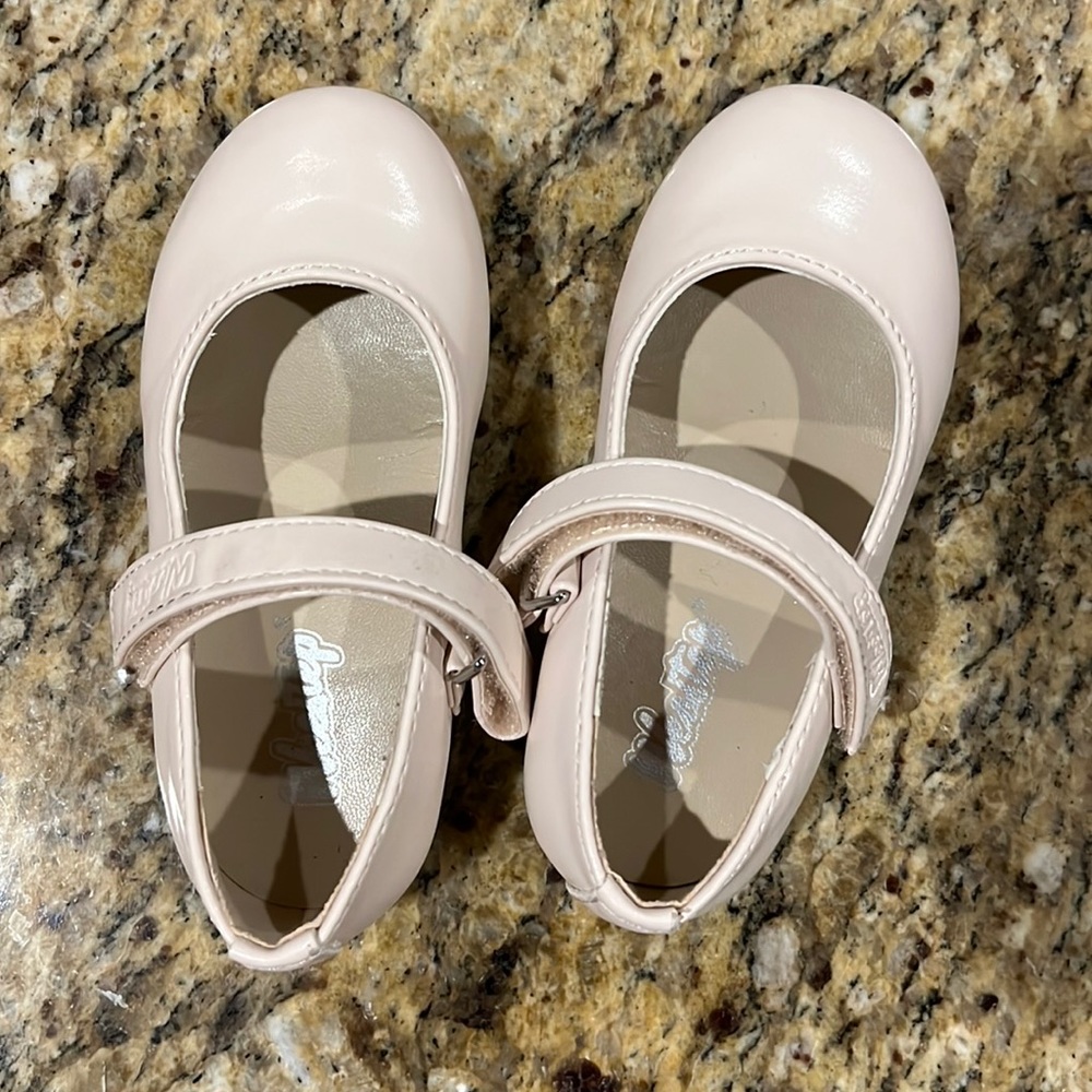 Weestep ivory shoe. Size 6.